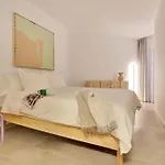 Kokomo Beachfront Apartment