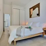 Kokomo Beachfront Apartment